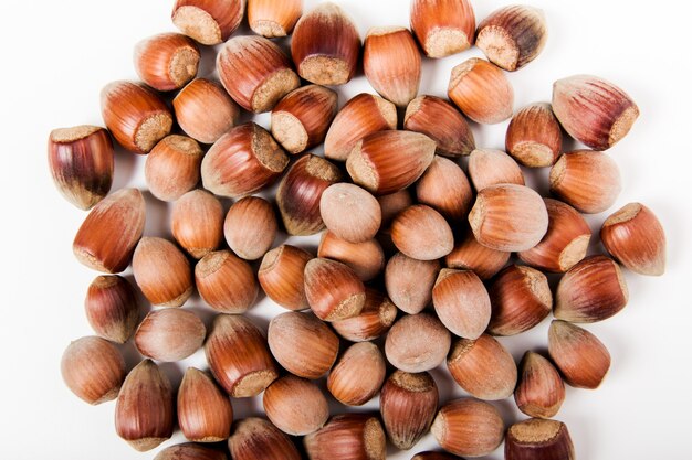 Flatlay van hele ongeschilde hazelnoot geïsoleerd op wit.