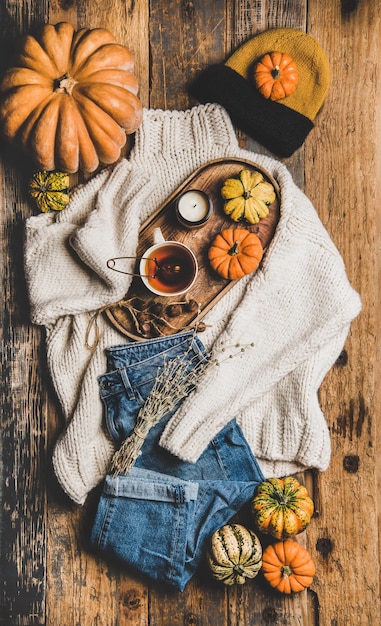 Flatlay van herfst trendy dameskleding lay-out over rustieke achtergrond