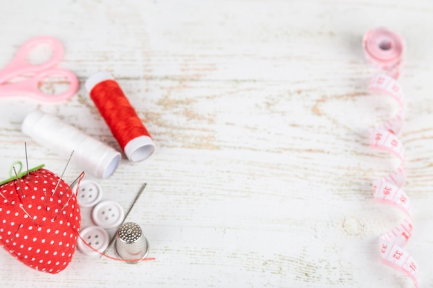 Flatlay van hulpmiddelen voor het afstemmen en handwerken