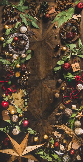 Flatlay van kerstlay-outtextuur over donkere rustieke achtergrond