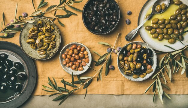 Flatlay van mediterrane ingemaakte olijven in borden en schalen
