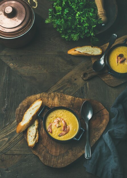 Flatlay van romige maïssoep met garnalen kopieer ruimte