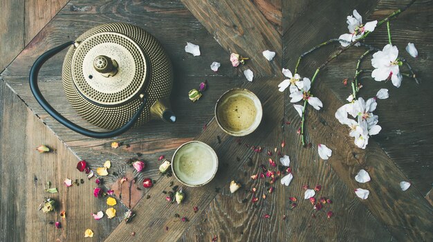 Flatlay van traditionele Aziatische theeceremonie arrangement bovenaanzicht