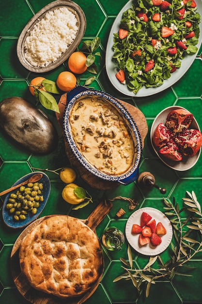 Flatlay van Turks diner met lamspilav salade en flatbread