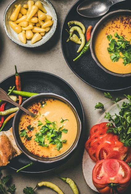 Flatlay van Turkse linzensoep Mercimek met peterselieclose-up