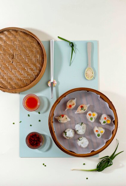 Flatlay verschillende yumcha dim sum op bamboe steamer knoedel op pastelkleurige plaat, kopie ruimte voor tekst of advertentie