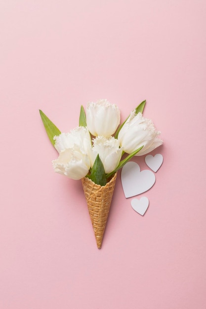 Flatlay wafelkegel met witte bloem bloesem