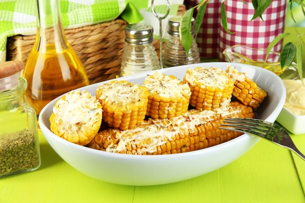 나무 테이블 클로즈업에 접시에 맛된 삶은 옥수수