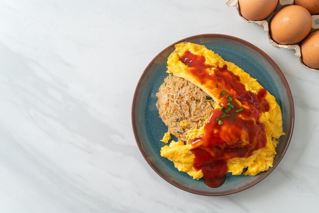 일본 스타일의 오믈렛 포장 또는 오므라이스에 맛을 낸 볶음밥 - 아시아 음식 스타일