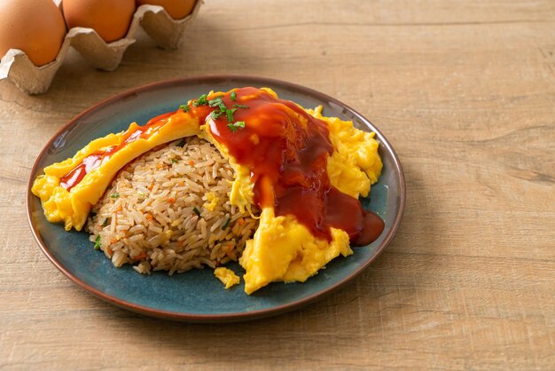 Photo flavored fried rice in an omelet wrapping