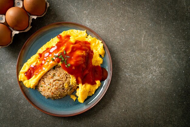 Photo flavored fried rice in an omelet wrapping