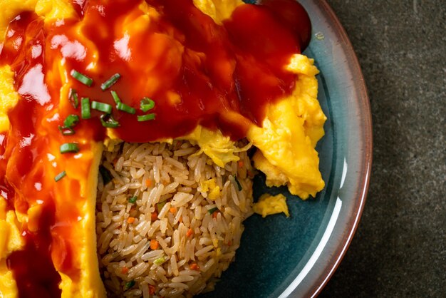 Photo flavored fried rice in an omelet wrapping