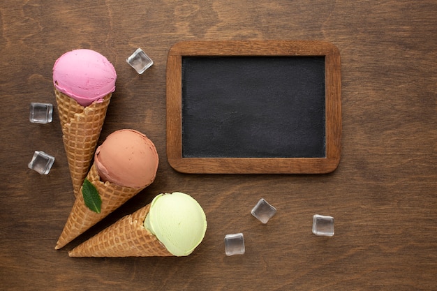 写真 黒板とコーンのフレーバーアイスクリーム