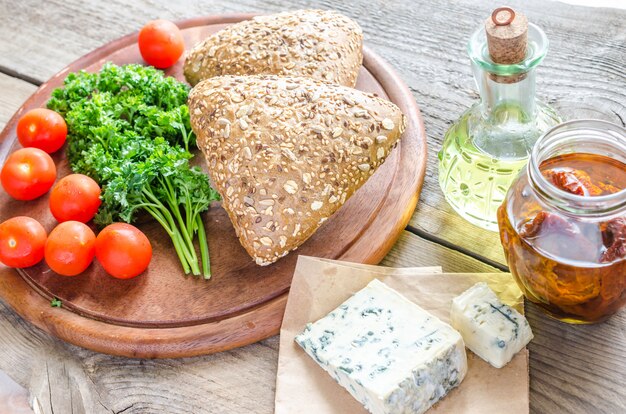 Flax-seed buns with blue cheese and tomatoes