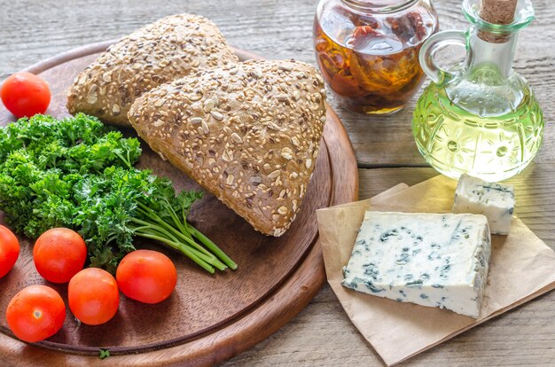 Flax-seed buns with blue cheese and tomatoes