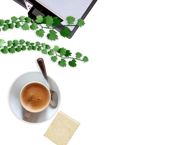 Flay lay bovenaanzicht bureau vrouwelijke Desktop Frame met groene eucalyptus bladeren Klembord en koffie op een witte achtergrond ideeën notities of Plan schrijven Concept