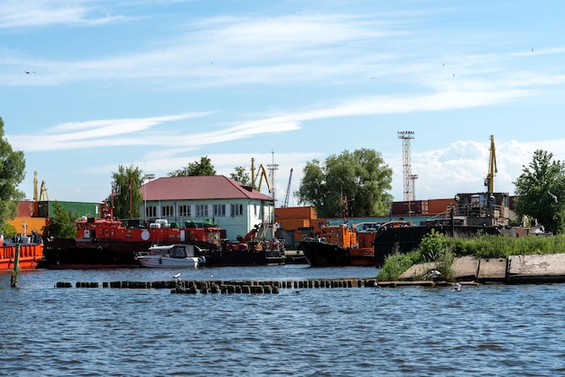 Photo a fleet of tugs moored at the port in the city of kaliningrad