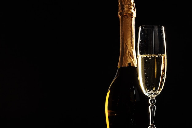 Fles champagne en glazen over dark