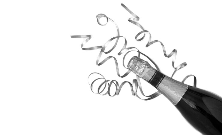 Foto fles champagne met confetti op de witte achtergrond. bovenaanzicht kopieerruimte