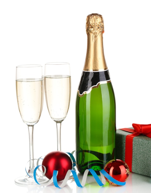 Fles champagne met glazen en kerstballen geïsoleerd op wit