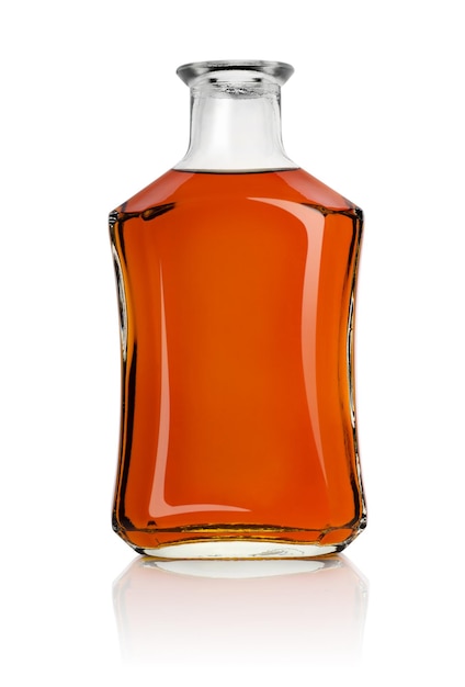 Fles cognac geïsoleerd op een witte achtergrond