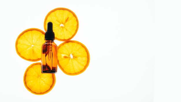 Fles cosmetisch product olie serum gel gemaakt van sappige rijpe oranje witte achtergrond
