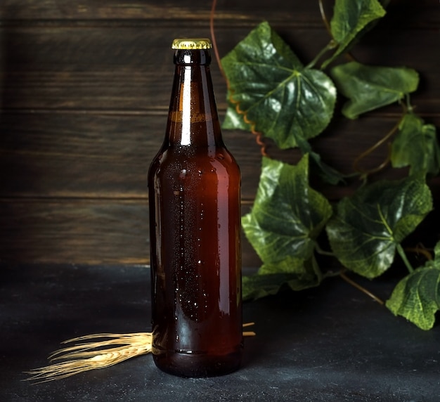 Foto fles donker vers bier op donkere houten