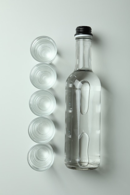 Fles en opnamen van wodka op wit