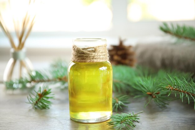 Fles grenen etherische olie op houten tafel