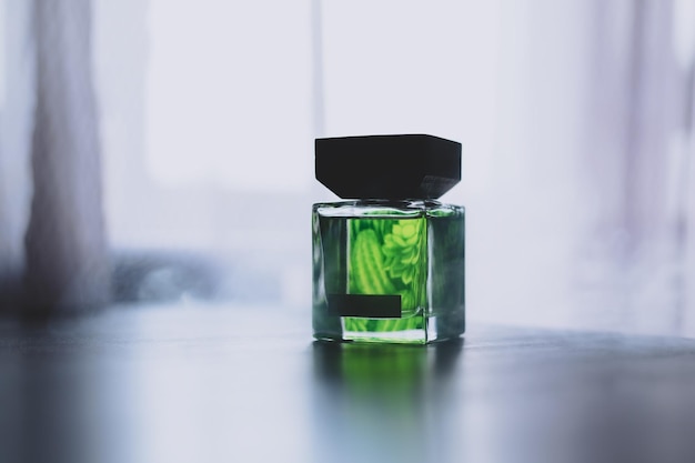 Fles groen parfum op een lichte achtergrond