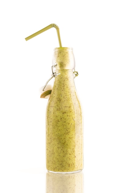 Fles heerlijke groene kiwi of avocado of spinazie smoothie met een rietje geïsoleerd op een witte achtergrond. Gezond, detox en dieetvoedselconcept.