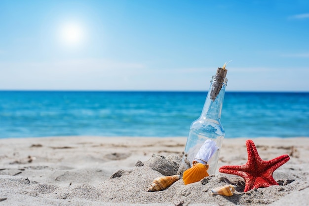 Fles met boodschap op een tropisch strand