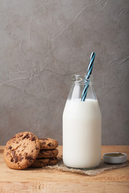 Fles met melk en chocoladeschilferkoekjes.