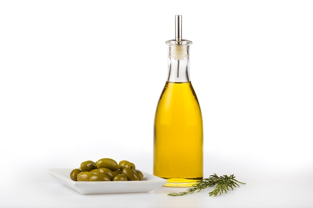 Fles olijfolie van eerste persing met olijven geïsoleerd op witte achtergrond