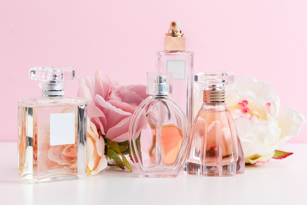 Fles parfum met bloemen op kleur