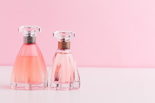 Fles parfum met bloemen op kleur