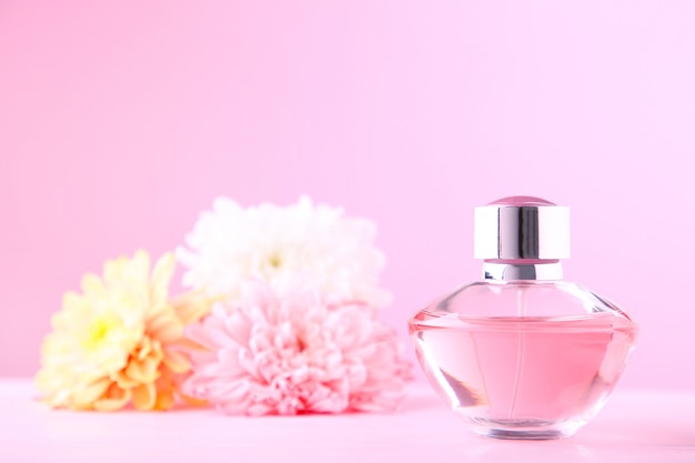 Fles parfum met bloemen