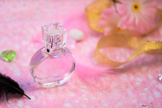 Fles parfum op roze achtergrond