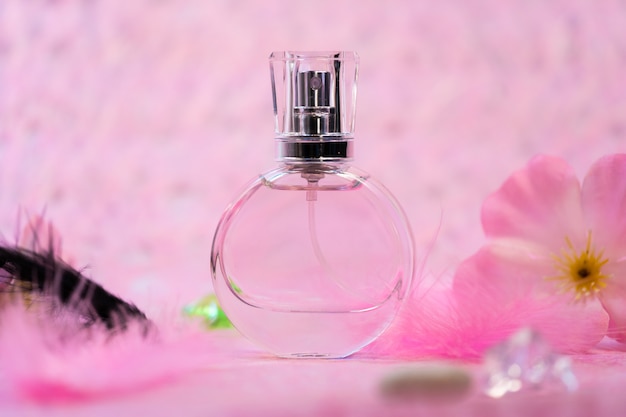 Fles parfum op roze achtergrond