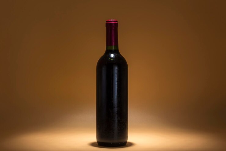 Fles rode wijn op een bruine achtergrond warmte