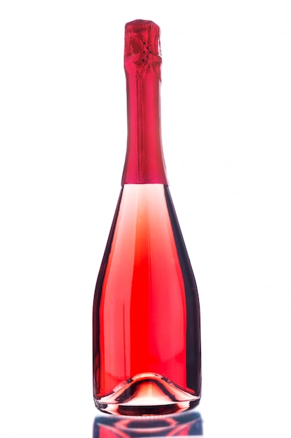 Fles roze mousserende wijn die op wit wordt geïsoleerd.