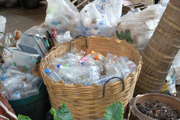 Fles voor hergebruik of recycling in het concept van het afvalmilieu