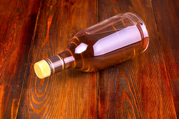 Fles whisky op een houten tafel.