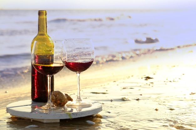 Fles wijn en glazen aan de kust