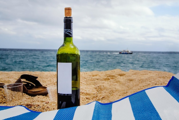 Fles wijn in het zand op het strand