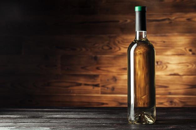 Fles wijn op houten achtergrond