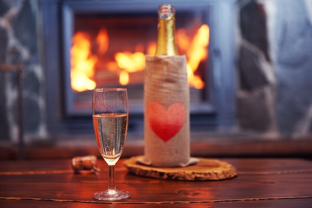 Fles wijn op tafel, op het oppervlak van de open haard