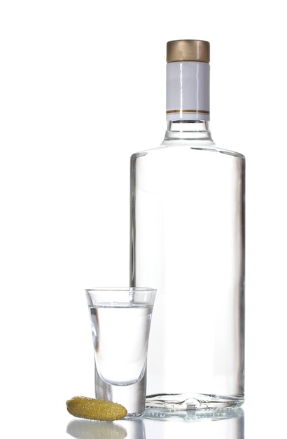 Fles wodka en wijnglas met komkommer geïsoleerd op wit