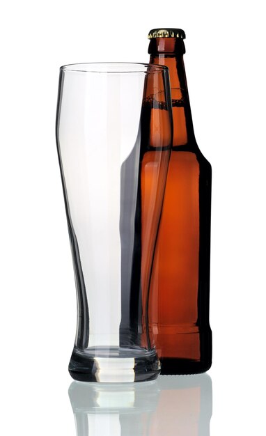 Foto flesje bier en glas geïsoleerd