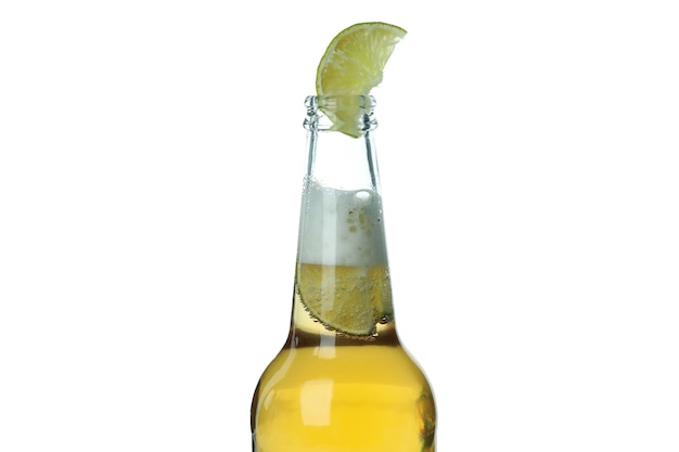 Flesje bier met limoen geïsoleerd op wit